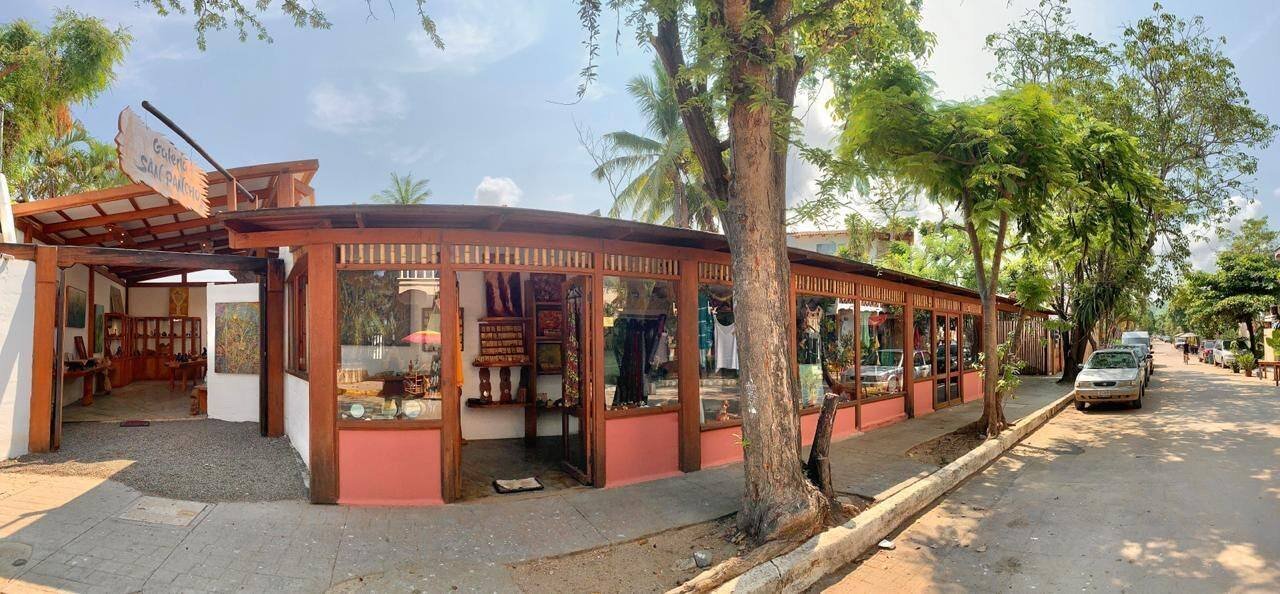Galería Suites San Pancho: the street front on Avenida Tercer Mundo, with the gallery and shop windows
